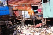Run rẩy cuộc sống trong những căn nhà xiêu vẹo ở xóm nghèo