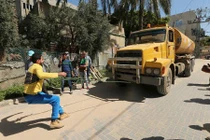 Mắt tròn mắt dẹt xem “dị nhân” dùng răng kéo xe tải 15 tấn