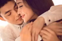 Choáng váng nửa đêm gặp bạn đồng hương đi ra từ phòng vợ