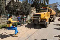 Mắt tròn mắt dẹt xem “dị nhân” dùng răng kéo xe tải 15 tấn