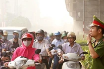 Xem lực lượng cảnh sát dày đặc chống ùn tắc ở thủ đô