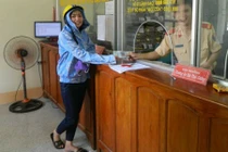 Nhặt được phong bì tiền, cô gái trẻ cười tươi nộp vào đồn công an