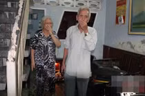 Con gái mắc nợ, gia đình bị tấn công bằng phân và mắm tôm pha nhớt