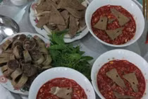 Tử vong sau khi ăn tiết canh, lòng lợn