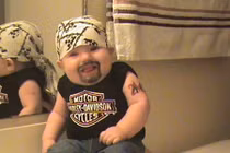 Phát hoảng với cách chăm con bá đạo của các ông chồng 