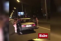 Những cô gái Nga mặc đồ lót đi xin tiền 