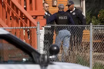 Cãi nhau việc ai phải dắt chó, hai cha con đấu súng kinh hoàng