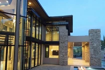 Biệt thự long lanh của vợ chồng ca sỹ Đan Trường 