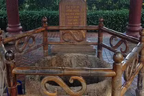 Khối gỗ kỳ lạ dưới đáy giếng cổ ở Bình Định 