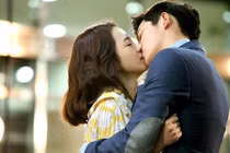 Tình cũ giàu sang vừa li hôn, chồng vội viết đơn chia tay vợ 