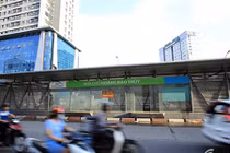 Xót xa nhà chờ xe buýt 5 sao bỏ hoang, nhếch nhác ở HN