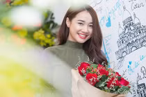 Nhã Phương rạng rỡ trong vòng vây fan nhí ở Hà Nội