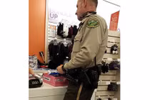 Cảnh sát trẻ mua giày cho cô gái vô gia cư gây sốt