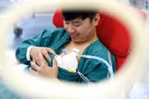 Xúc động hình ảnh hai ông bố ôm con sinh non cho bú