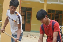 Hai chàng trai Cơ Tu hiến đất xây trường học cho trẻ em nghèo