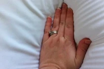 Bé gái 4 tháng tuổi chết ngạt vì bị mẹ bịt gối vào mặt