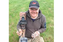 May mắn nhặt được kho báu 60 tỷ khi đi đào sắt vụn