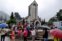 Lạnh rét bất thường giữa hè Sa Pa khiến du khách ngỡ ngàng