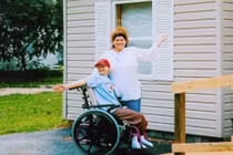 Động cơ gì khiến mẹ ruột giam cầm con gái trên xe lăn