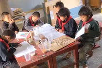 Hình ảnh thân thuộc trong bộ tranh của học sinh vùng cao