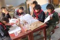 Hình ảnh thân thuộc trong bộ tranh của học sinh vùng cao