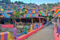 Sửng sốt làng ổ chuột biến thành làng cầu vồng