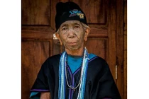 Lạ lùng bộ tộc ép phụ nữ xăm mặt cho... xấu bớt