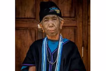 Lạ lùng bộ tộc ép phụ nữ xăm mặt cho... xấu bớt