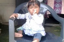 Bệnh gì khiến cô bé 11 tuổi chỉ cao nửa mét, nặng 10kg?