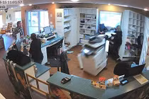 Ô tô húc sập nhà, người phụ nữ thoát chết thần kỳ