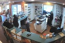 Ô tô húc sập nhà, người phụ nữ thoát chết thần kỳ