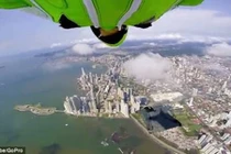 Video 2 người đàn ông bay lượn trên tòa nhà chọc trời