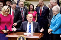 Tổng thống Donald Trump ngồi bàn “tí hon” ký sắc lệnh