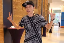 Hết hồn ngắm Hoài Linh nhắng nhít gu thời trang “hồi teen“