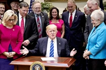 Tổng thống Donald Trump ngồi bàn “tí hon” ký sắc lệnh