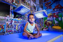 Cậu bé phải ngồi dưới đèn mỗi ngày để duy trì sự sống