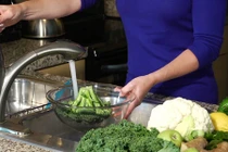 Mẹ đã hại con không phát triển được vì thói quen rửa rau này