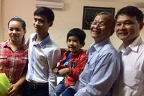 Cứu sống trẻ bị thanh sắt đâm thủng tim, phổi 