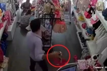 Vợ chồng dẫn con đi mua quần áo dàn cảnh trộm đồ