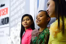 Hồ Văn Cường bị khán giả vây kín khi diễn ở chùa