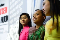 Hồ Văn Cường bị khán giả vây kín khi diễn ở chùa