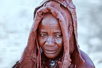 Kỳ lạ nơi phụ nữ để ngực trần, bện tóc với đất sét 