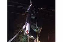 Clip giải cứu ô tô mắc trên dây điện