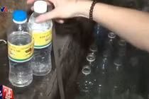 Rợn người phương thức pha chế giấm gạo giả từ nước lã và axit