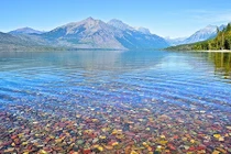 Hồ nước chứa hàng triệu viên sỏi 7 sắc cầu vồng