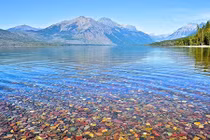 Hồ nước chứa hàng triệu viên sỏi 7 sắc cầu vồng