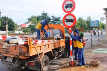 TP Vinh thay hàng loạt biển báo sau vụ tài xế kiện CSGT