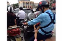 Hạnh phúc lạ thường khoảnh khắc ông bố bỉm sữa trò chuyện cùng con gái