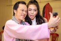 Hoài Linh “nhắng nhít” selfie cùng đàn em