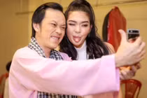 Hoài Linh “nhắng nhít” selfie cùng đàn em